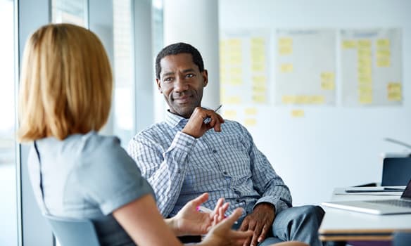 La GED DocuWare pour les Municipalités et Collectivités 9 man and woman discussing docuware