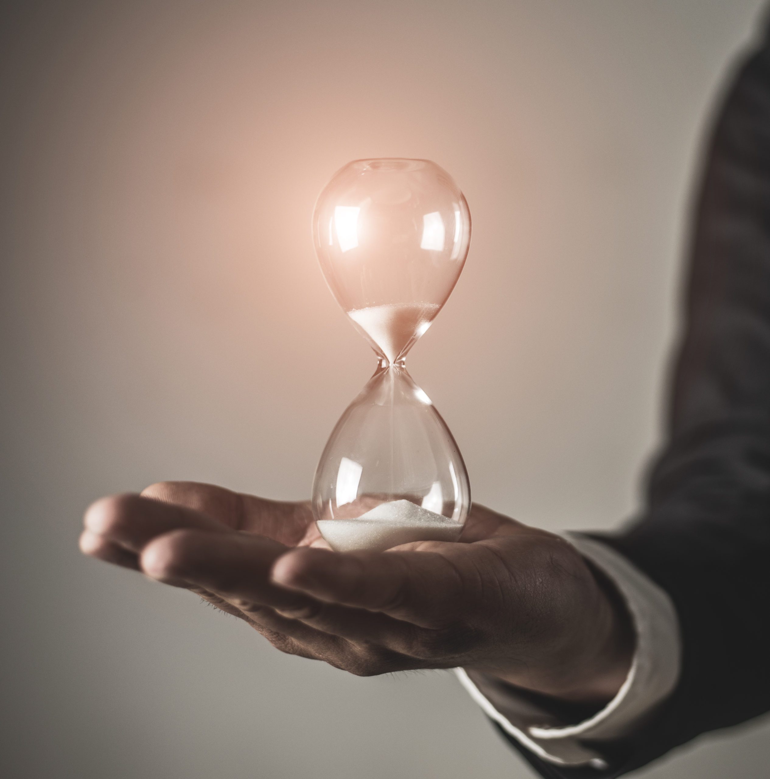 Businessman,Holding,Hourglass.,Time,Management,And,Time,Is,Money,Concept. gain de temps scaled